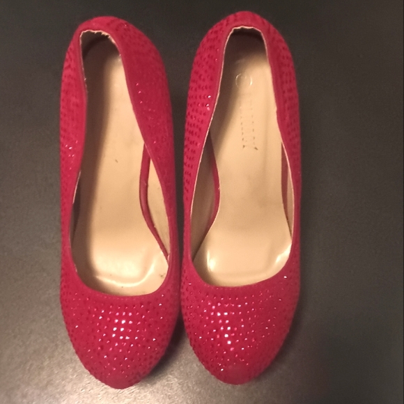 I don't think we're in Kansas anymore... Checkout these hot heels! - Picture 4 of 9